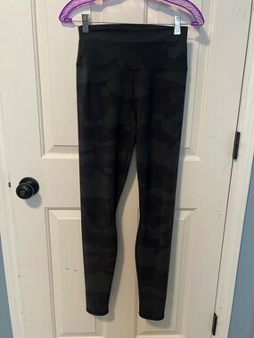🧘🏽‍♀️LIKE NEW Alo Yoga High-Waist Green Hunter Camo Vapor Leggings - Sz Medum